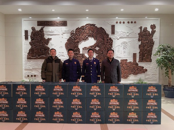 海门审计慰问消防大队春节期间在岗人员.jpg