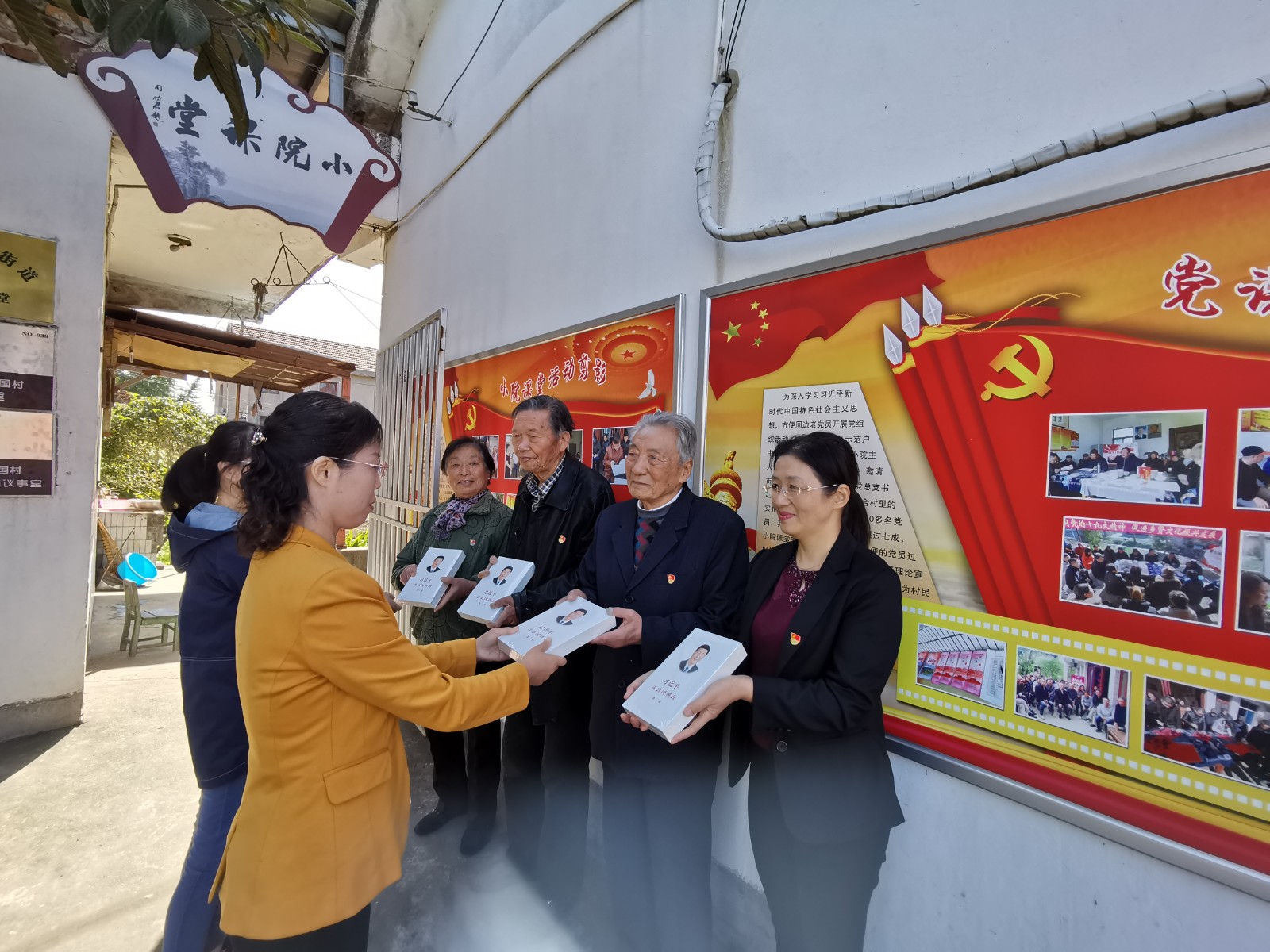 崇川区审计局开展赠书进社区活动.jpg