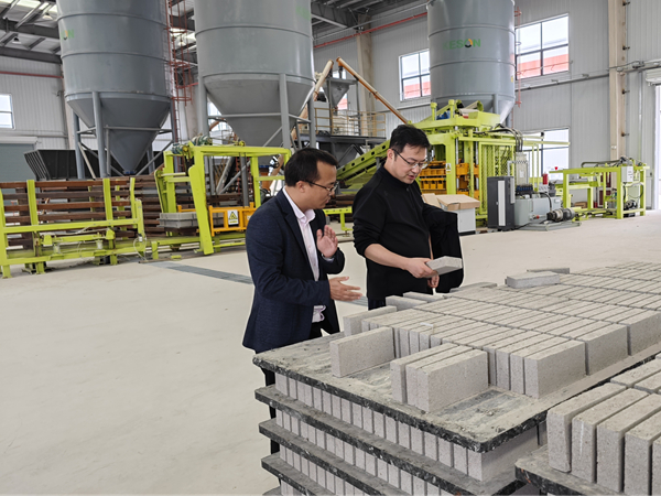 通过了解分拣模式和标准要求,实地查看建筑垃圾转化再生砖设备